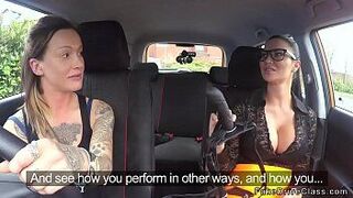 Экзаменатор с огромными сиськами трахает студентку-лесбиянку - порно видео