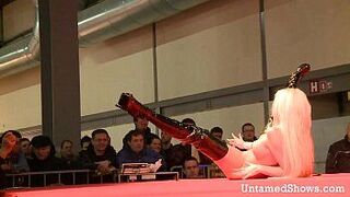 Сексуальная шлюшка становится грязной на сцене - порно видео