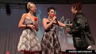 Стриптизерши женского и мужского пола дразнят публику - порно видео