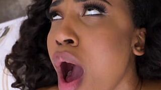 Возбужденный сводный брат шпилит свою горячую чернокожую сводную сестру - черное порно - порно видео