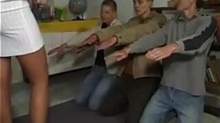 Мама полирует школьников - порно видео