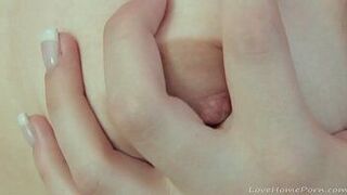 Красотка в красном нижнем белье становится немного извращенной - порно видео