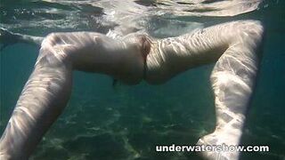 Русская красотка Настя очень любит море на Тенерифе - порно видео