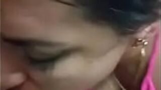 Чертова милфа с большой задницей любит молоко - порно видео