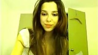 Тинка раздевается перед камерой и занимается сексом - порно видео