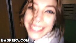 Рискованный трах с соседом на подъезде - порно видео