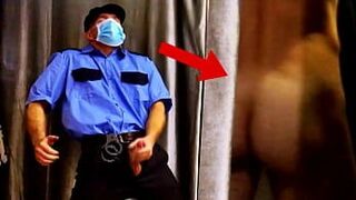 Наглый ОХРАННИК подглядывает за ПОКУПАТЕЛЕМ и дрочит прямо в магазине - порно видео