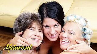 Возбужденная молодая женщина Рашина пригласила зрелую лесбийскую пару для горячего секса втроем - порно видео