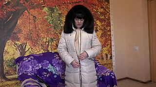 Милфа в пуховом пальто, в капюшоном с меховой опушкой. Она сосет большой резиновый хуй в разных позах крупным планом. брюнетка расстегивает пуховик, показывает голое тело, титьки, пухлый живот, волосатую киску. Любительский фетиш - порно видео