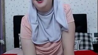 Девушка в хиджабе мастурбирует перед камерой - порно видео