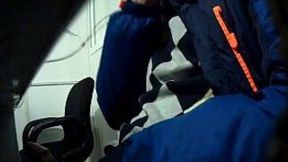 Мастурбирует в кибер - порно видео