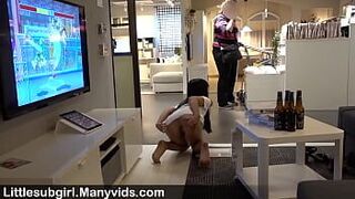 Сексуальная азиатка обожает показывать свою киску в оживленном общественном магазине! - порно видео