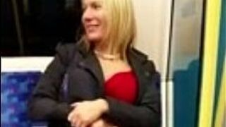 Блондинка показывает свою киску в метро - порно видео