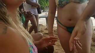 Порно актриса демонстрирует себя и предлагает себя купальщикам в Гуаружа, Бразилия - порно видео