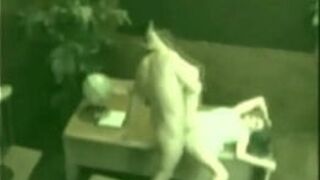 Секретарша хватает член и делает минет, трахаясь хардкорно - порно видео