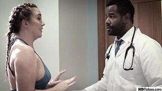 Черный Док трахнул в задницу своего любимого пациента - порно видео