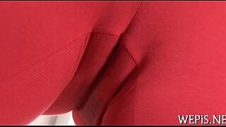 Юная девушка-подросток писает на стол - порно видео