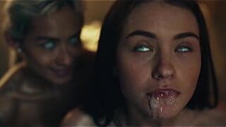 Девушка заставляет себя трахнуть сводную сестру, сквиртуя, ТРЕЙЛЕР - порно видео