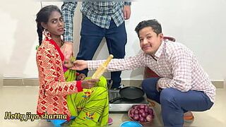 Первый секс с бхабхи на кухне с сексом втроем двух Деверов - порно видео