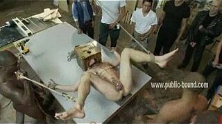 Гей красавчик привязал к столу и протаранил - порно видео