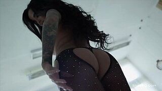 Подборка горячих русских любителей раздевается и дразнит - порно видео