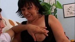 Грязный мамаша брюнетка - порно видео