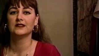 Настоящая волосатая любительница дебютирует в анале - порно видео