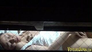 Азии подсмотрел через транец окна дрочит - порно видео