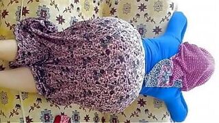 Он трахает свою обделенную дочь и ее мать рядом с ним с арабским переводчиком Нааром - порно видео