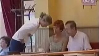 Нужно молоко - у этой крошки много - порно видео