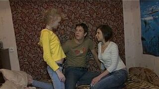 Драгоценная киска долбит - порно видео