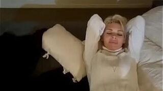 Моя милфа-жена Алексис немного изображает Шэрон Стоун - порно видео