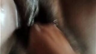 Трахаю пальцами мокрую киску, пока она не сквиртует - порно видео