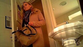 Сладкая вагина и розовый анус в объективе скрытой камеры - порно видео